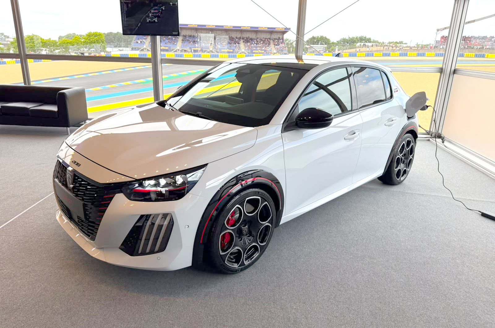 Peugeot e-208 GTI front static