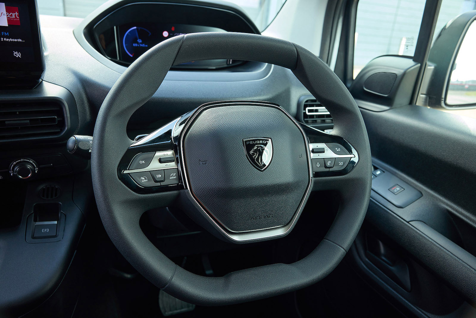 Peugeot e-Partner steering wheel