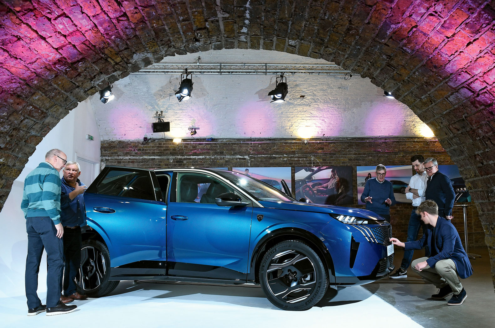 Peugeot e-3008 reader test team