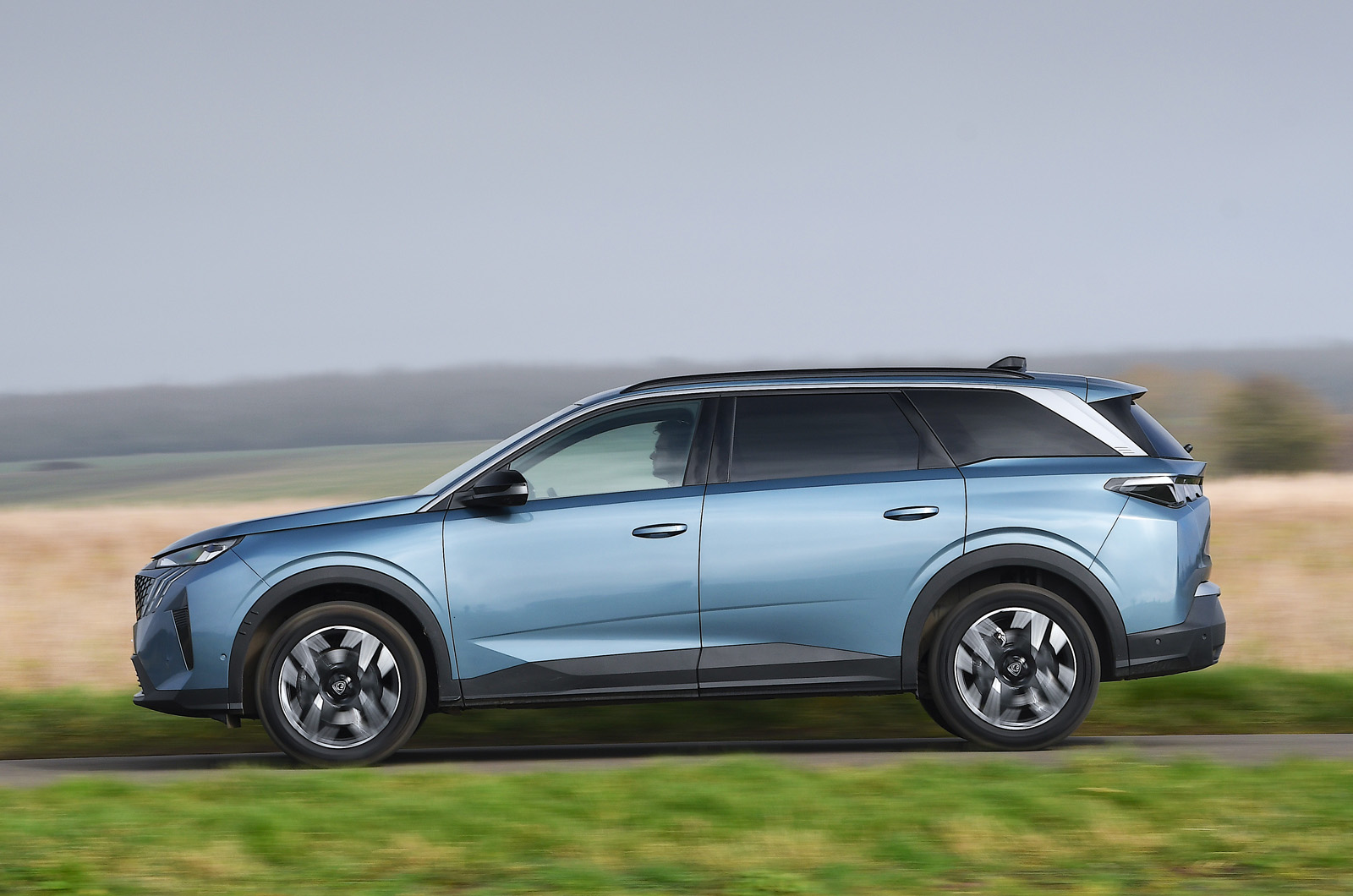 Peugeot 5008 side driving