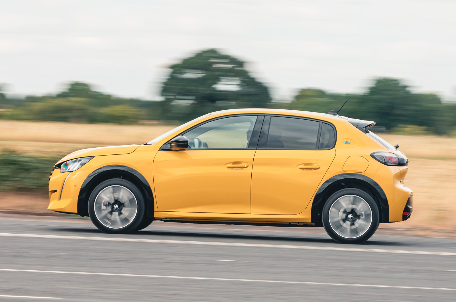 Peugeot e-208 2022 side