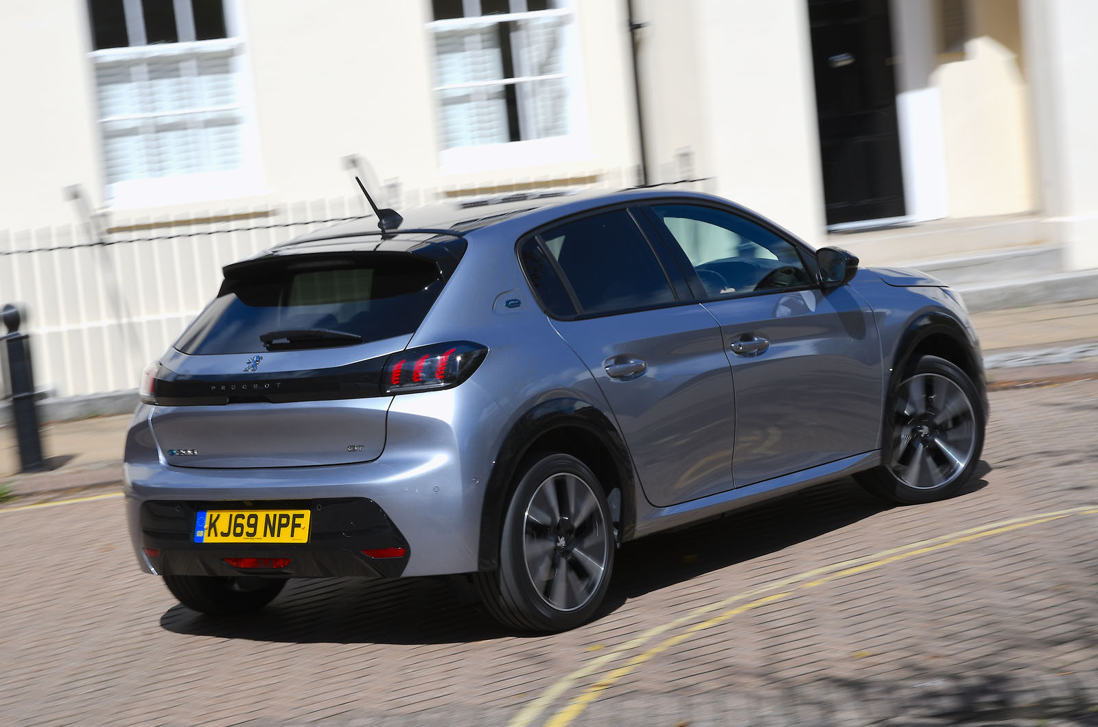 Used Peugeot e-208 rear cornering