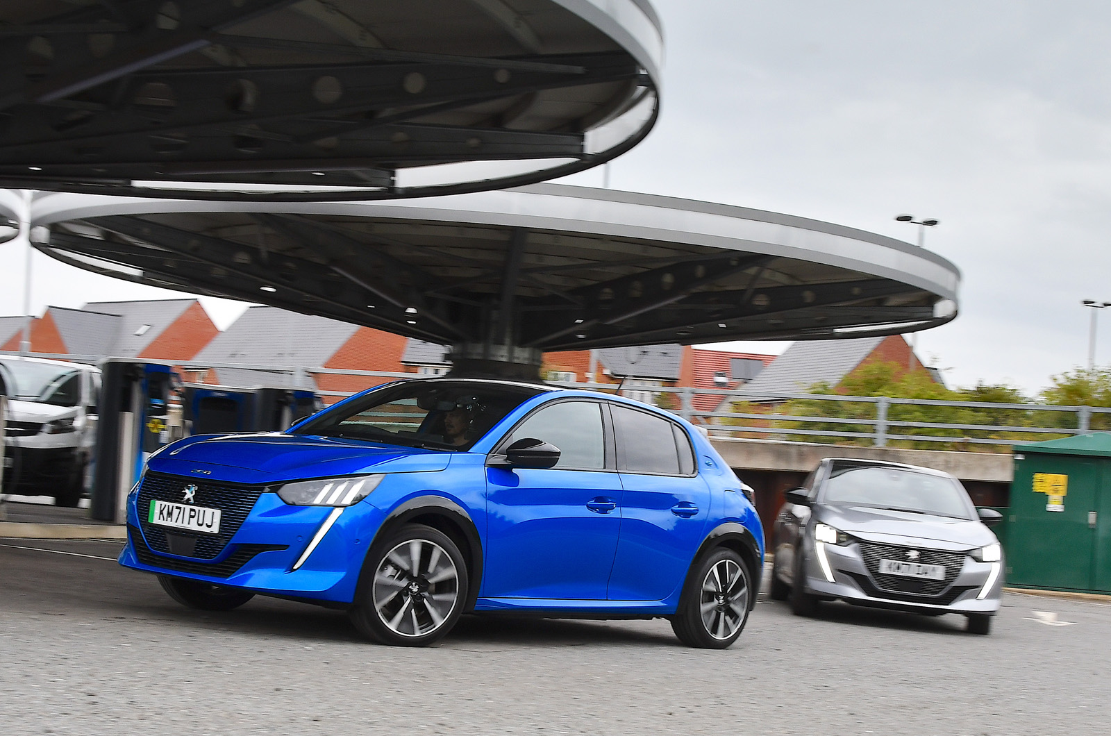 Peugeot e-208 vs Peugeot 208 fronts