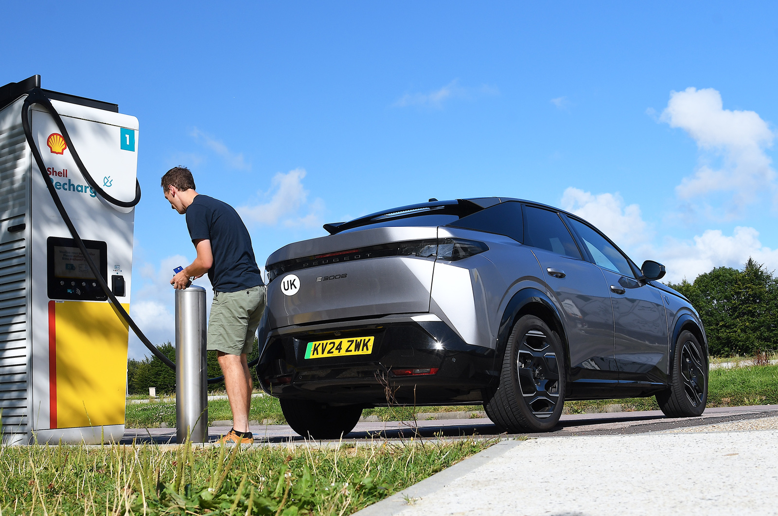 Peugeot e-3008 charging