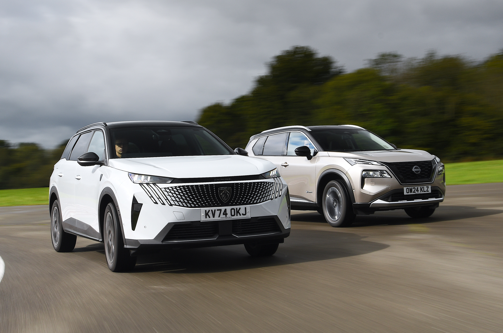Peugeot e-5008 vs Nissan X-Trail cornering fronts