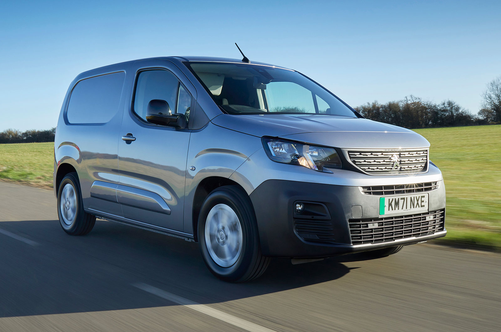 Peugeot e-Partner driving front