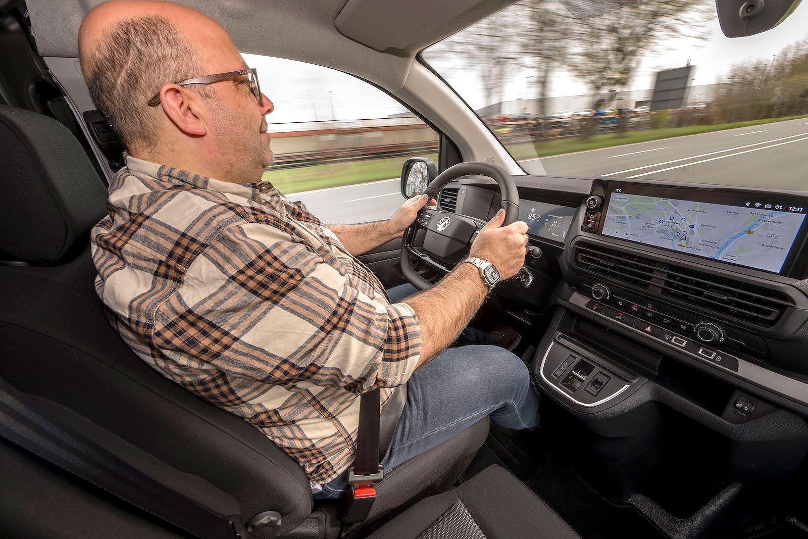 Phil Huff test driving Vauxhall Vivaro Diesel
