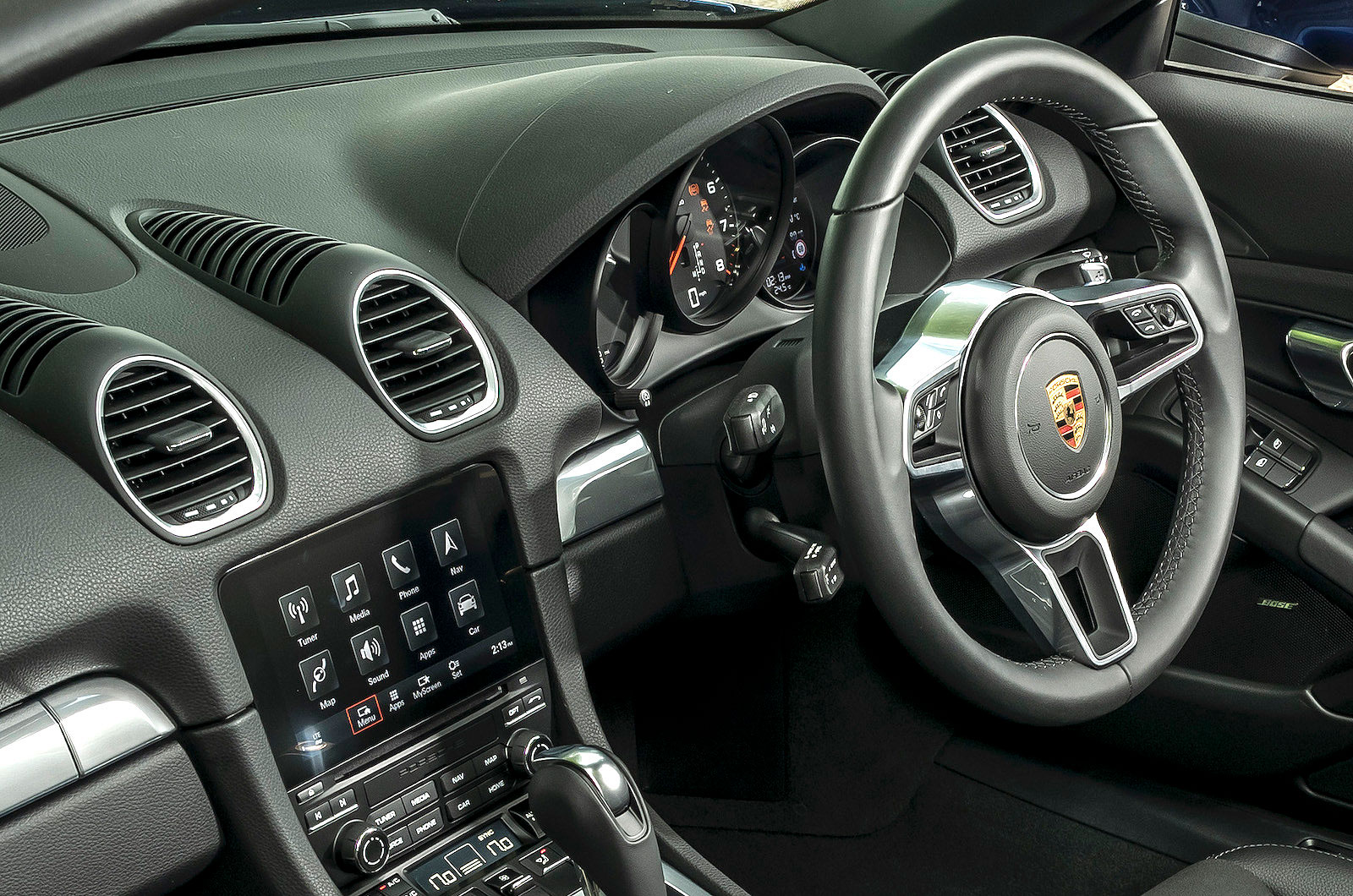 Porsche 718 Boxster steering wheel and screens
