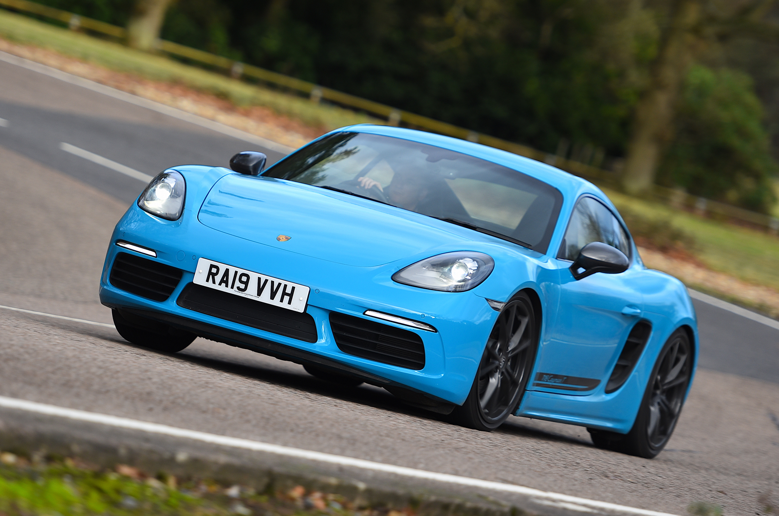 Porsche 718 Cayman T 2021 front cornering