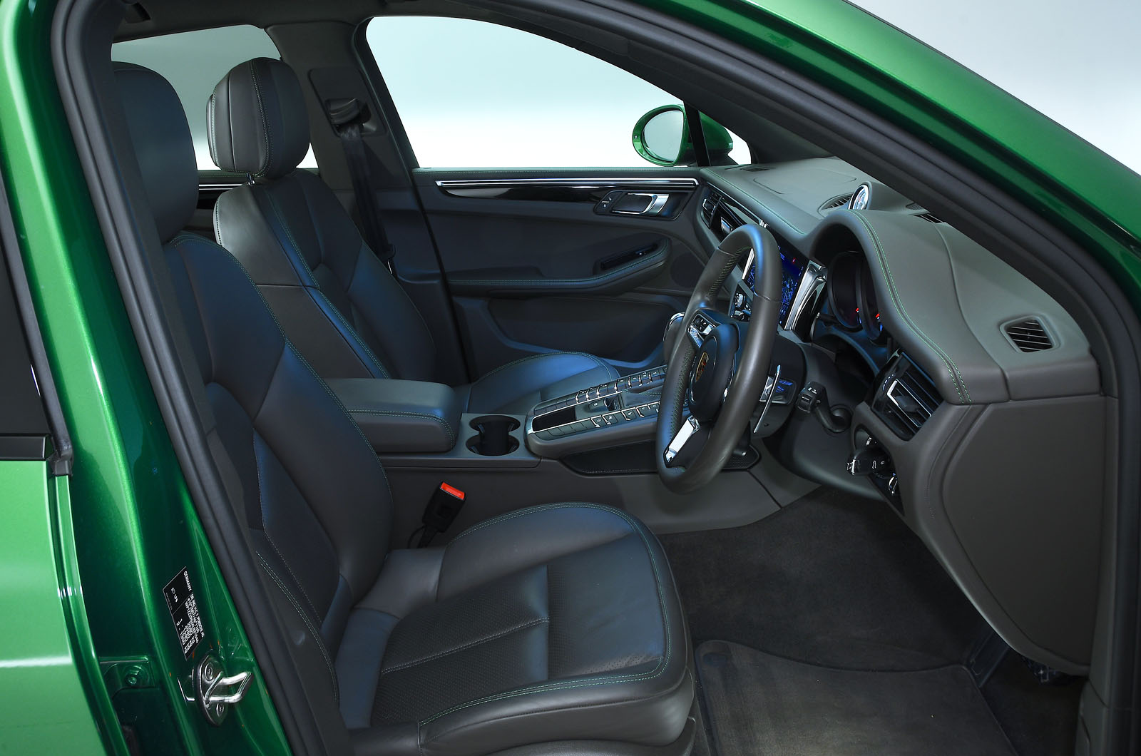 Porsche Macan S front seats