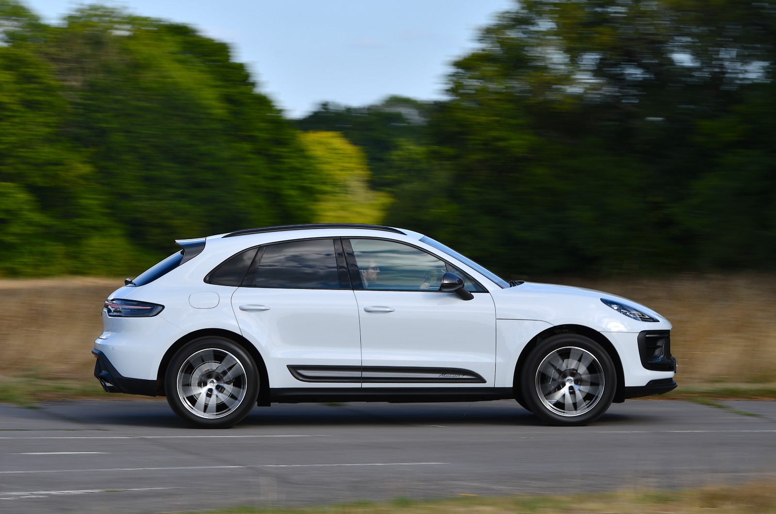 NEW Porsche Macan T side panning