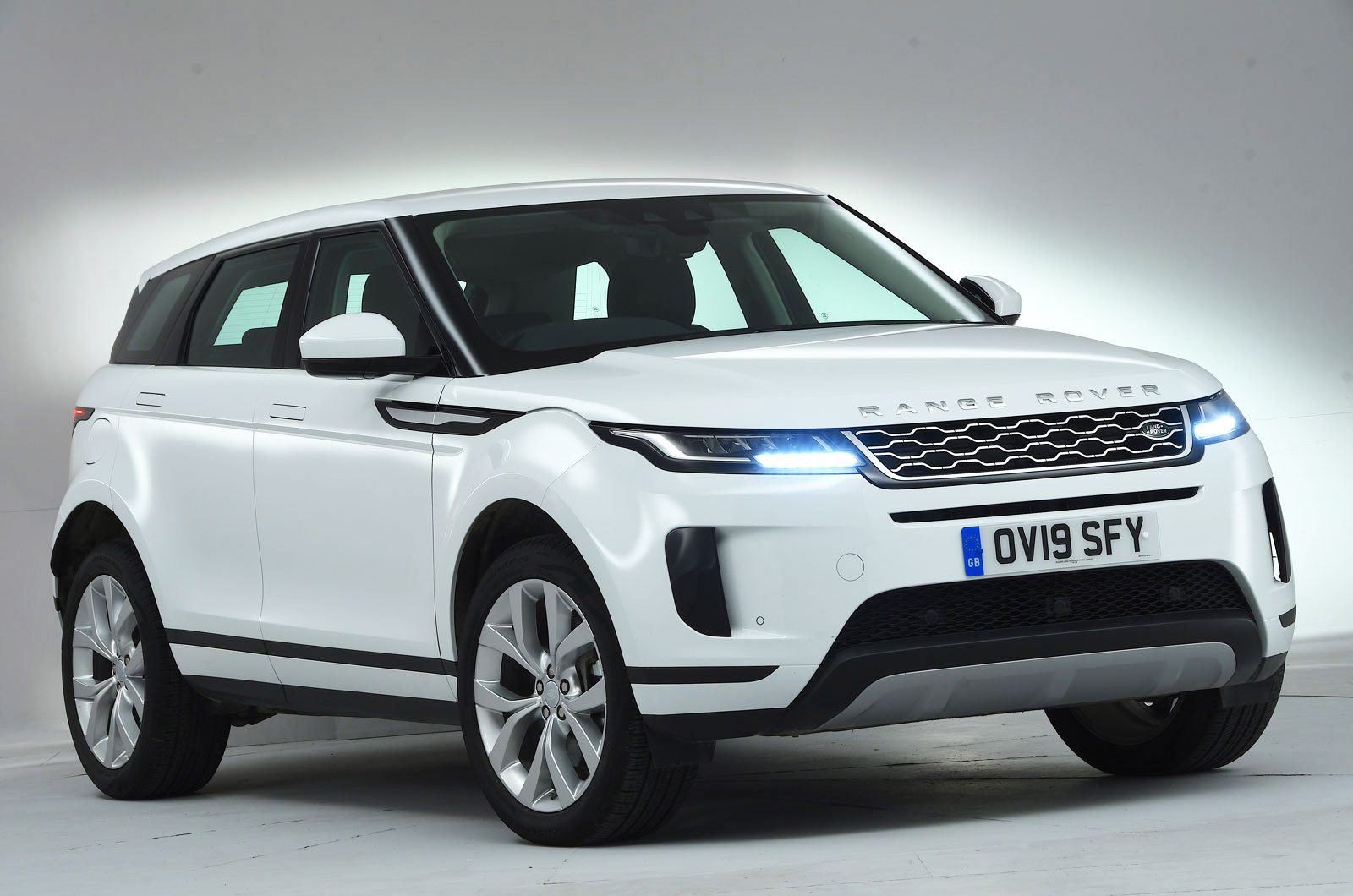 Range Rover Evoque 2019 front studio