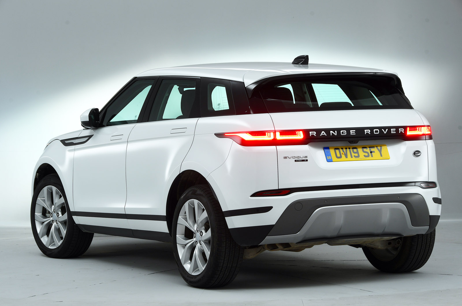 Range Rover Evoque 2019 rear studio