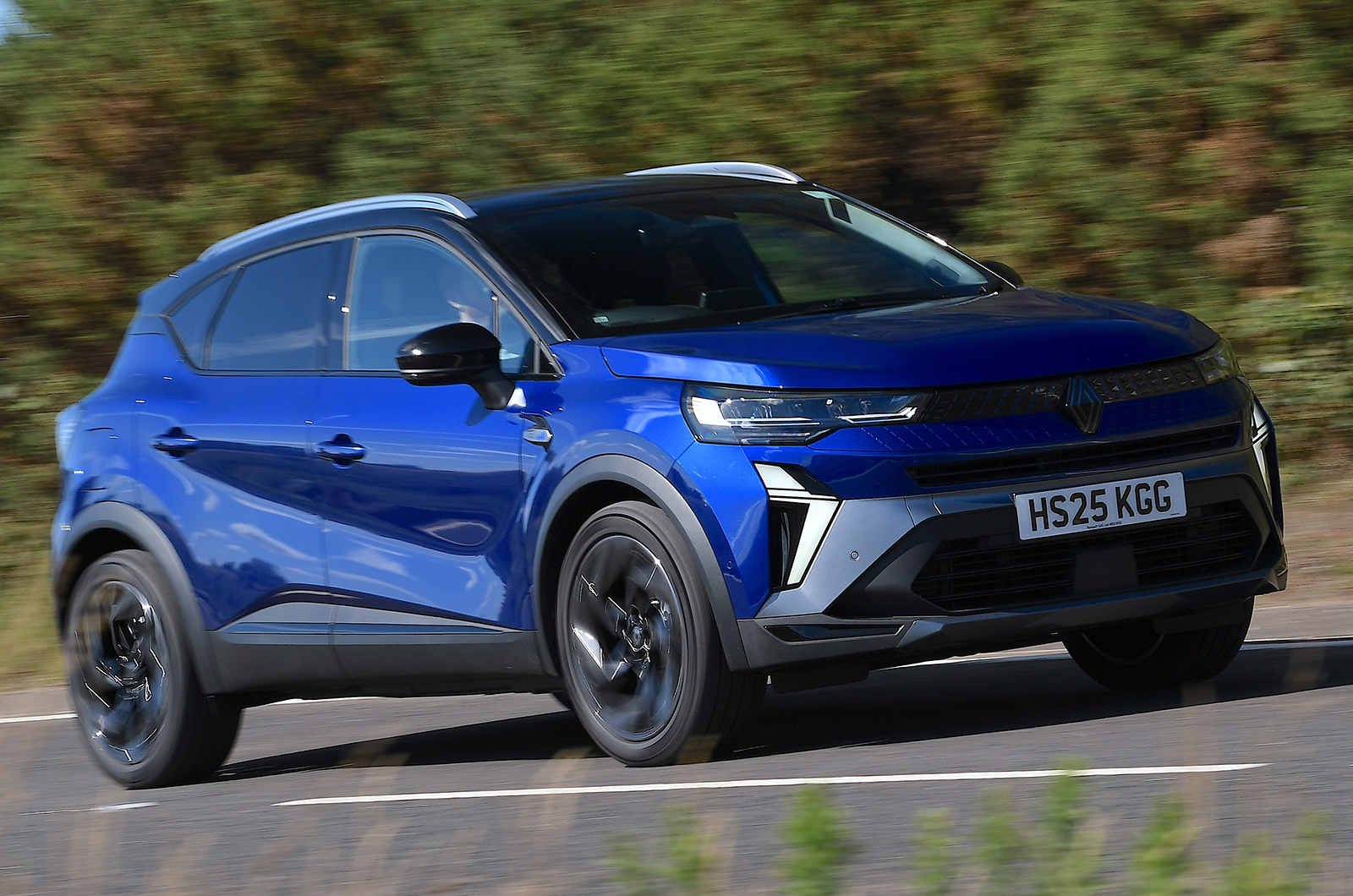 Renault Captur driving front right