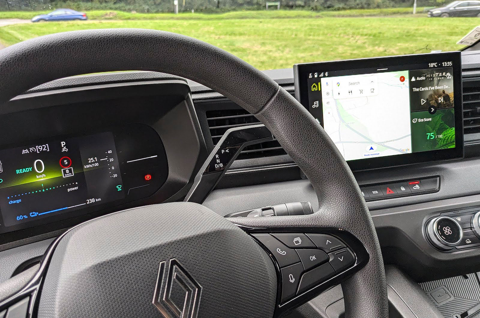 Renault Master E-Tech steering wheel and screens