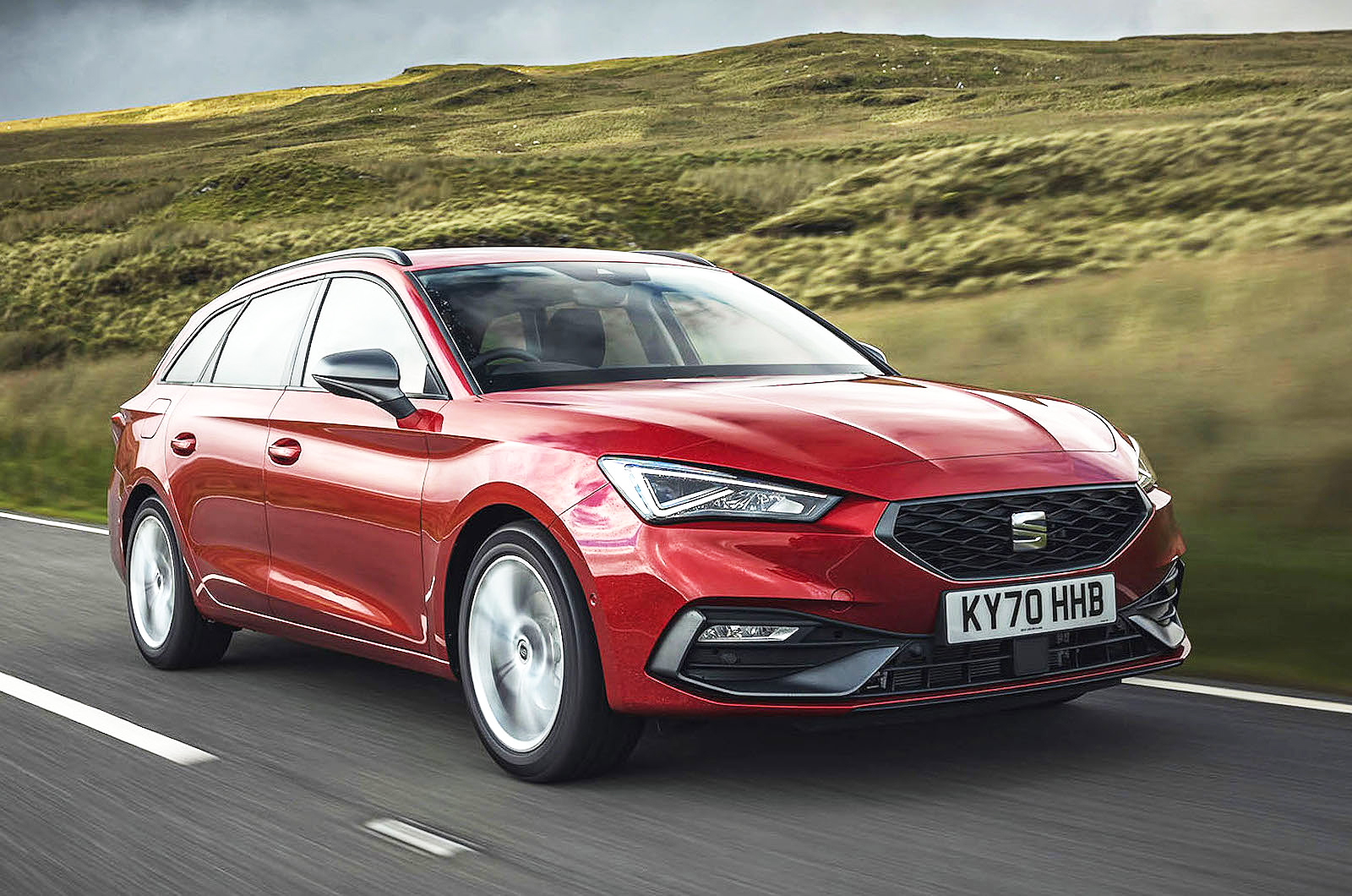 seat-leon-estate-front-right-driving