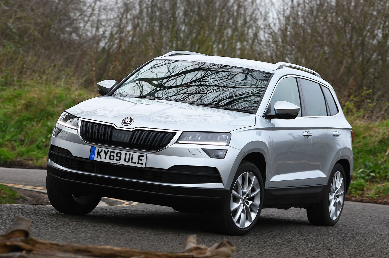 Skoda Karoq 2021 front cornering
