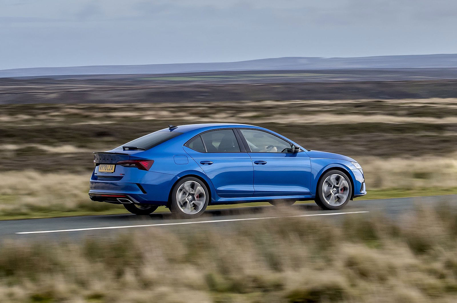 Skoda Octavia vRS 2022 right tracking