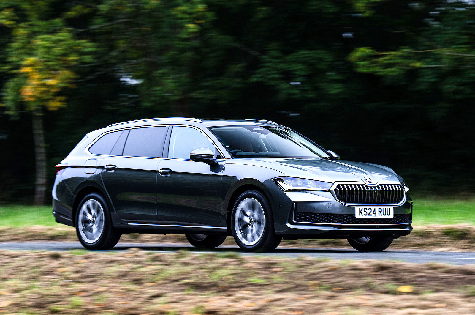 Skoda Superb Estate front right driving