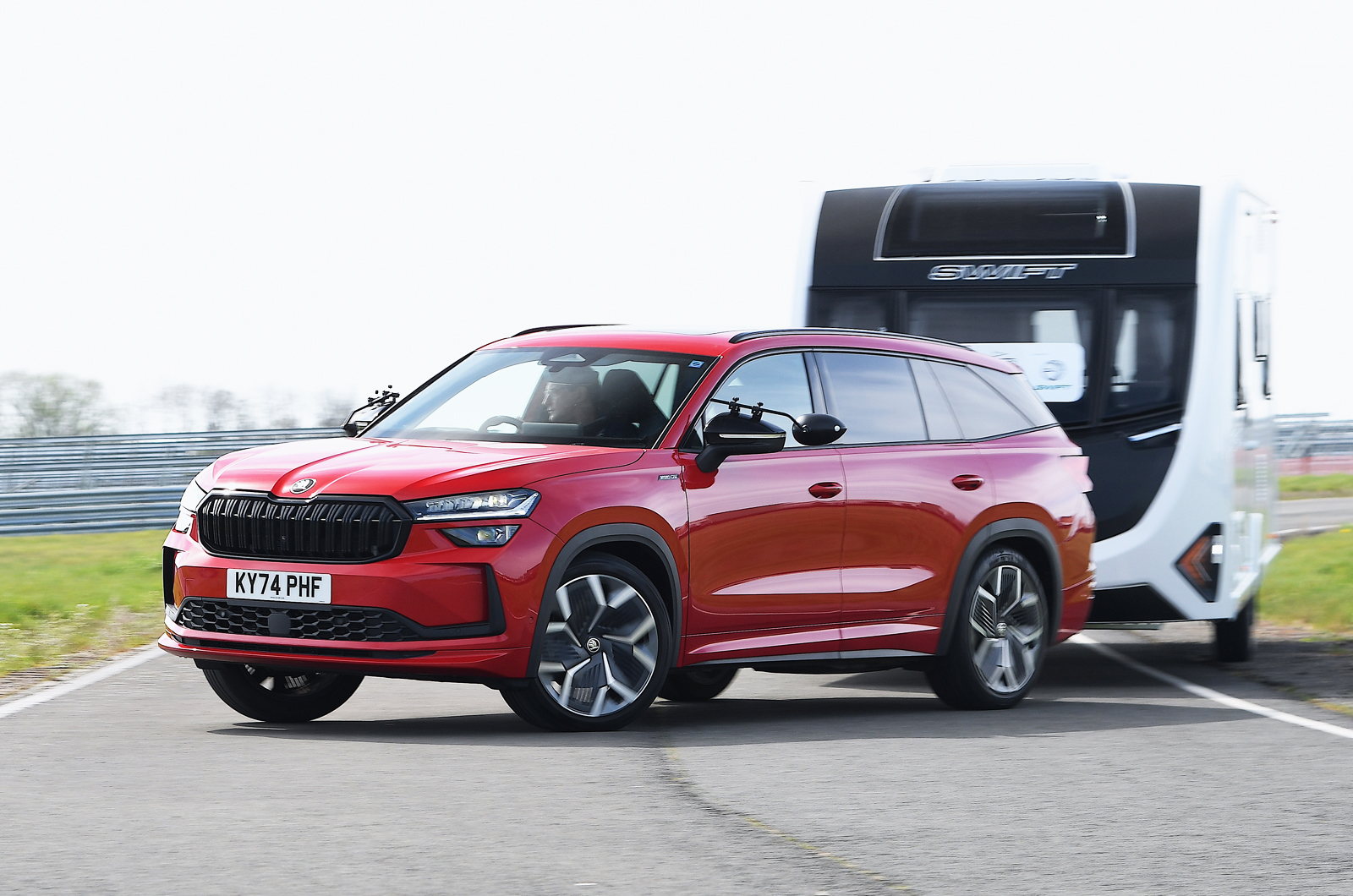 Skoda Kodiaq front turning towing a caravan