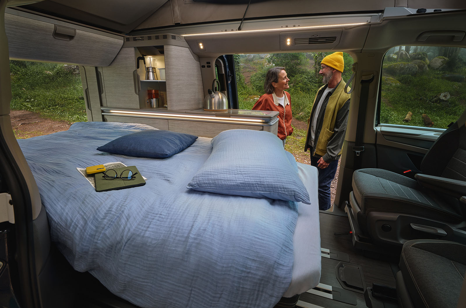 A view of the bed of the Volkswagen California with a couple in the background