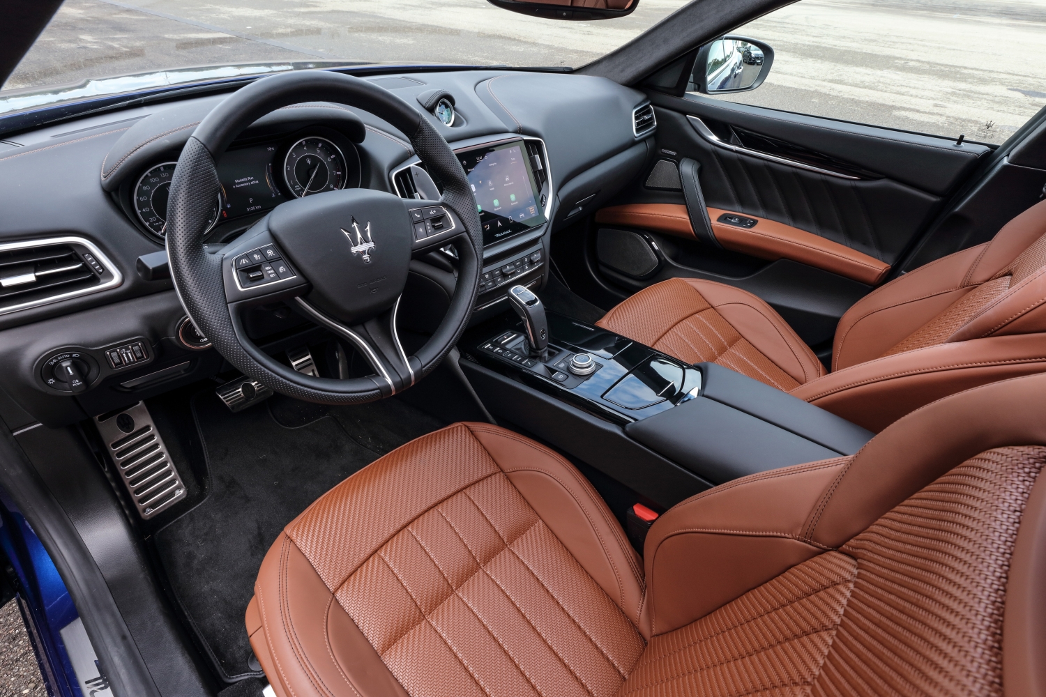 Maserati Ghibli Hybrid 2021 interior dashboard