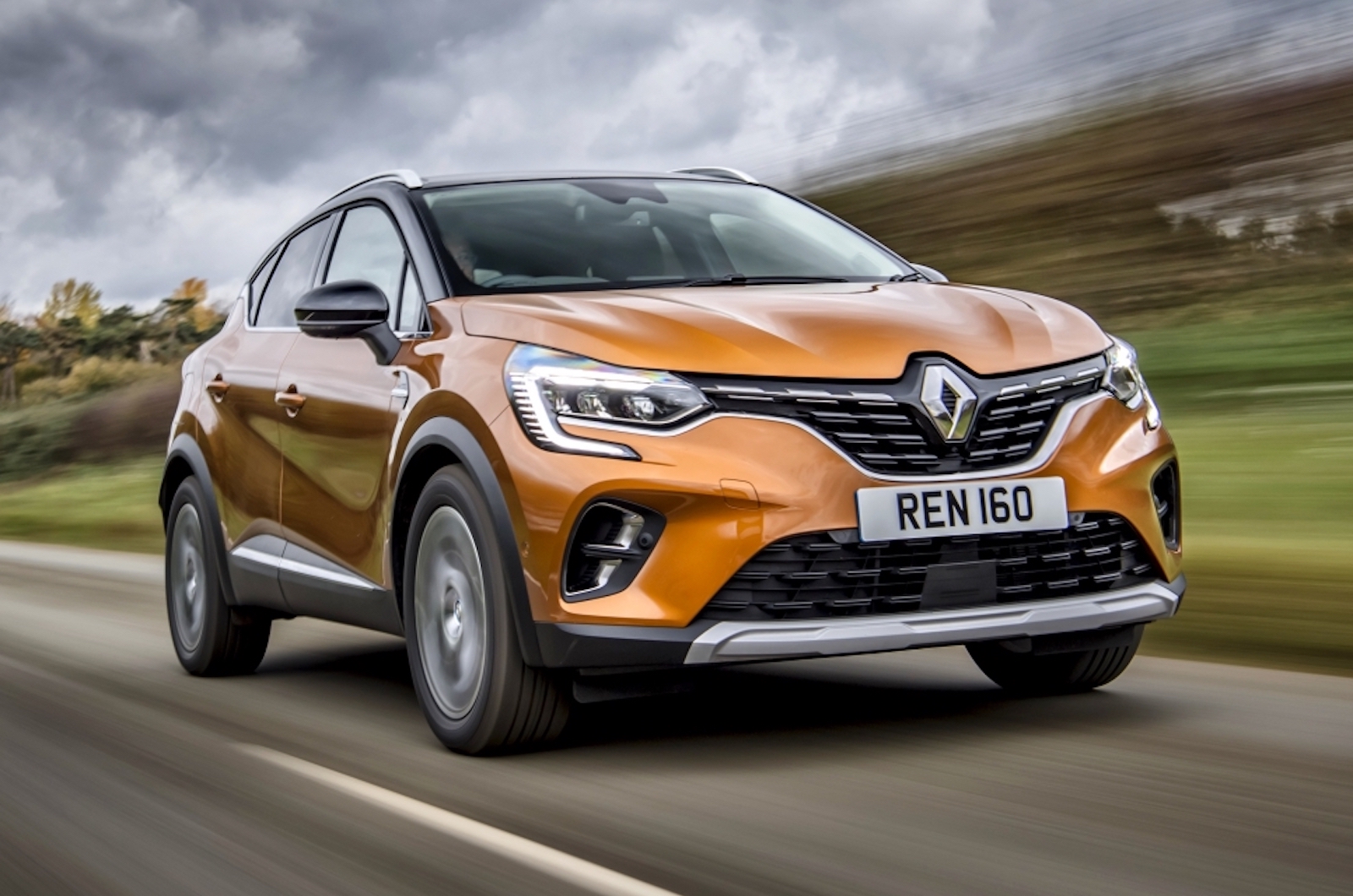 Renault Captur 2021 front right tracking