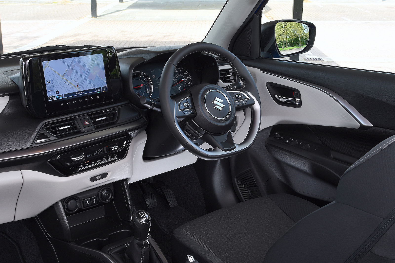 Suzuki Swift Hybrid steering wheel and screens