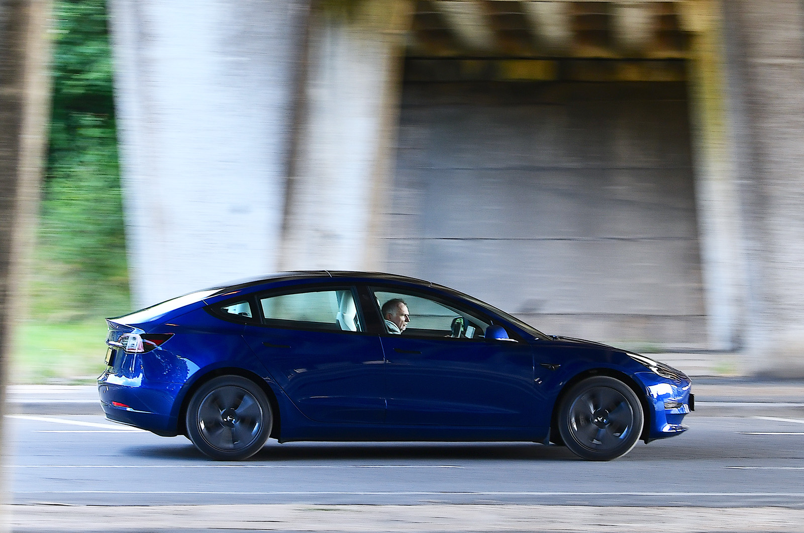 Tesla Model 3 2021 side