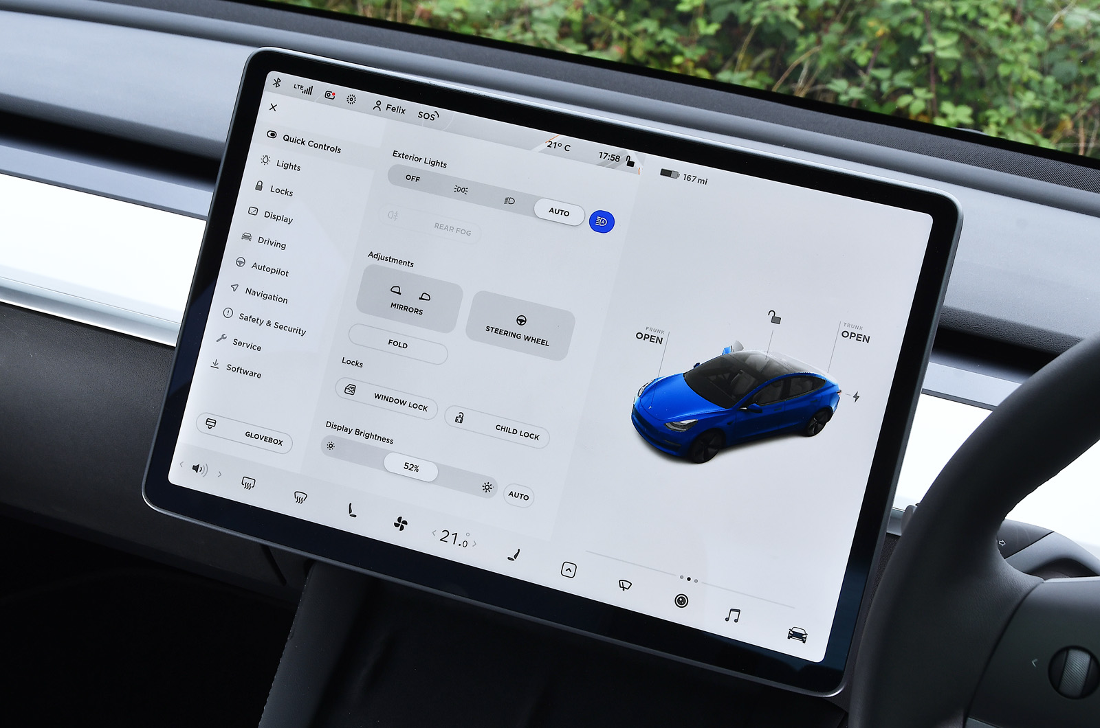 Tesla Model 3 2021 touchscreen