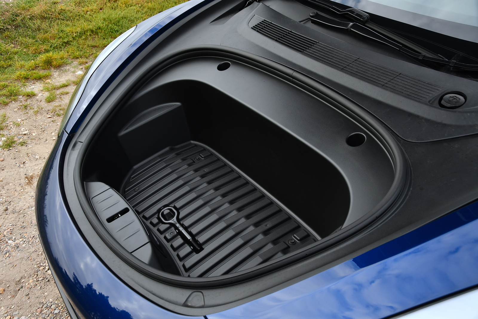 Tesla Model 3 2022 frunk detail 