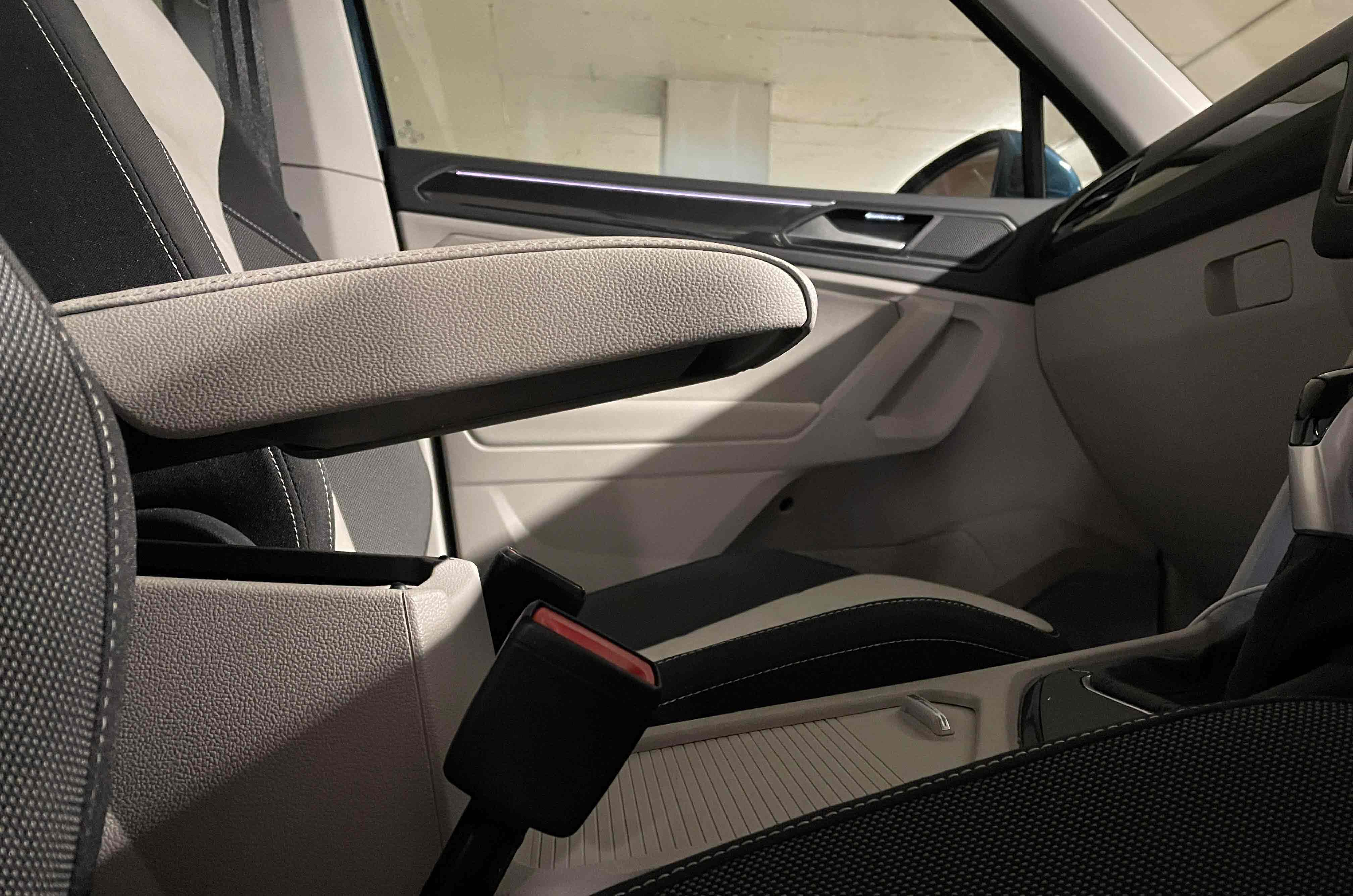 Volkswagen Tiguan height-adjustable armrest