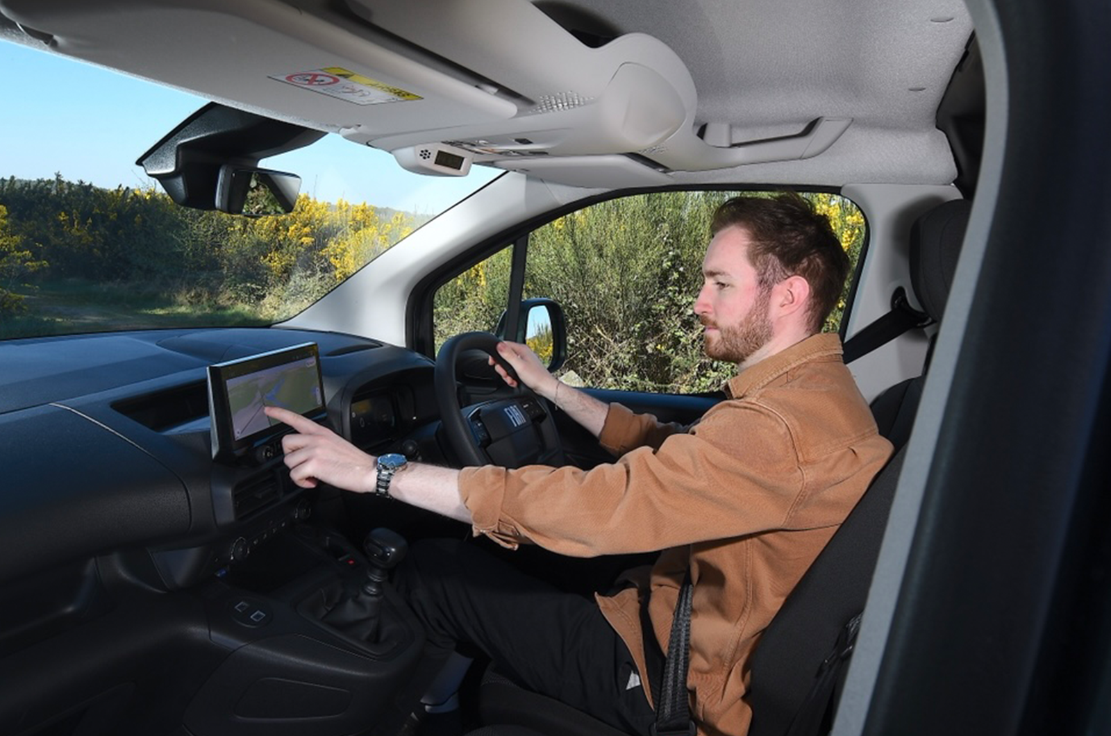 tom_goodban_using_the_infotainment_system_on_the_fiat_doblo