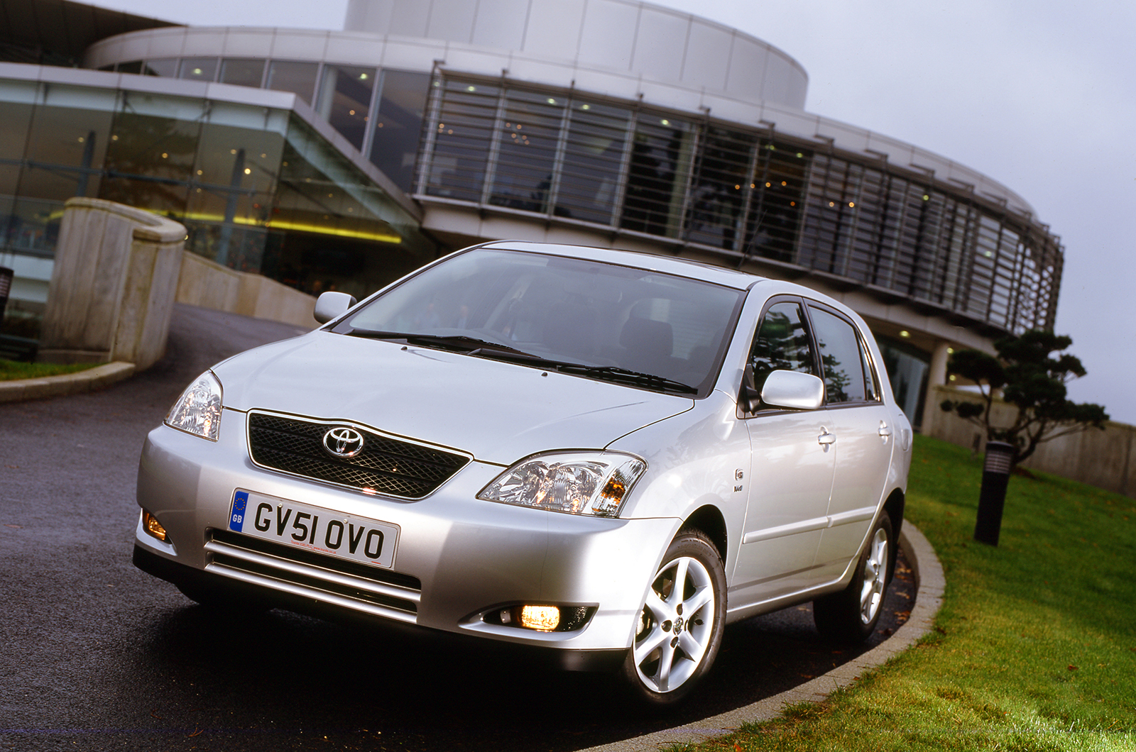 Toyota Corolla front left static 2002