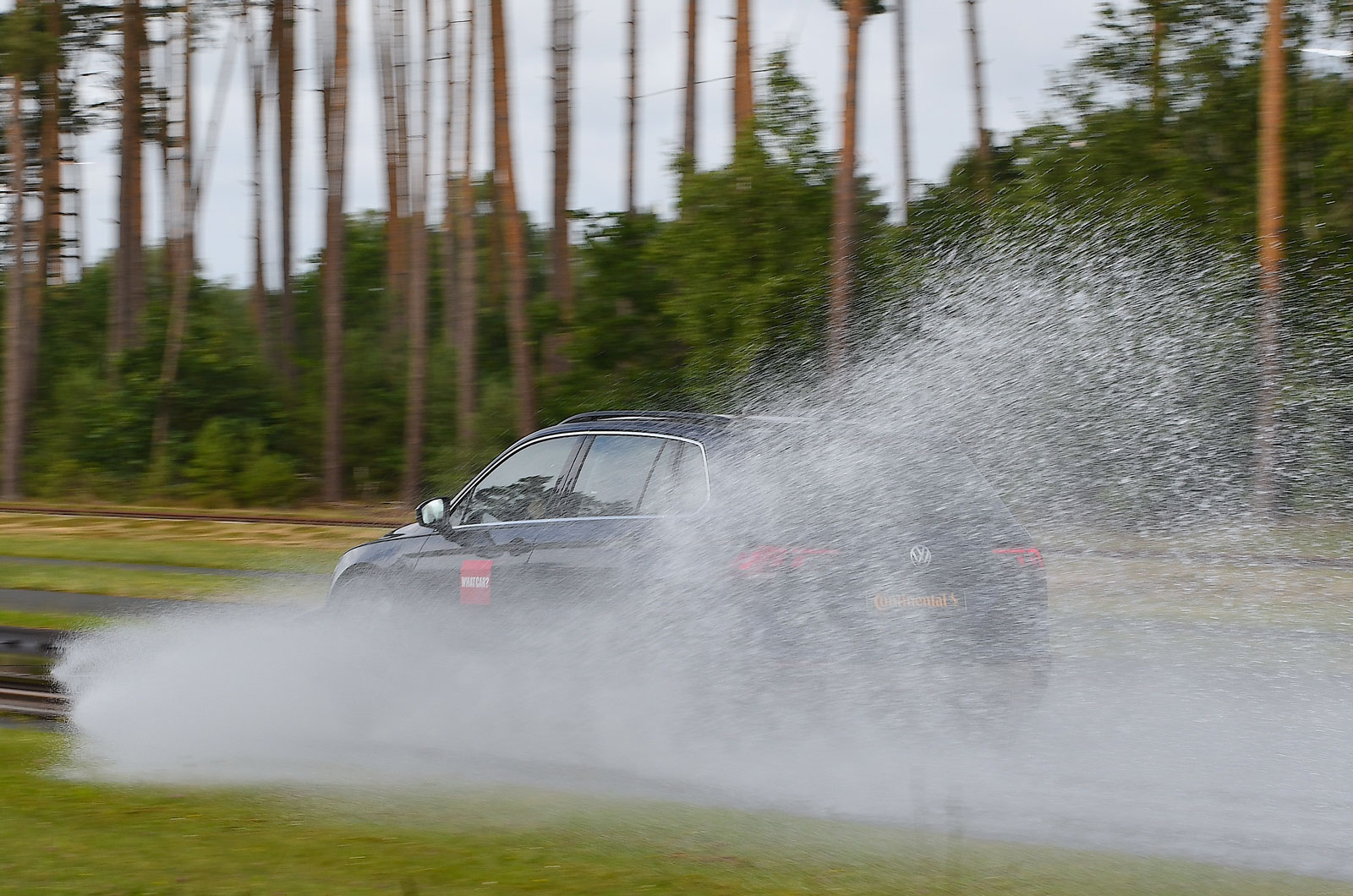 all-season-tyres-volkswagen-tiguan-on-wet-track