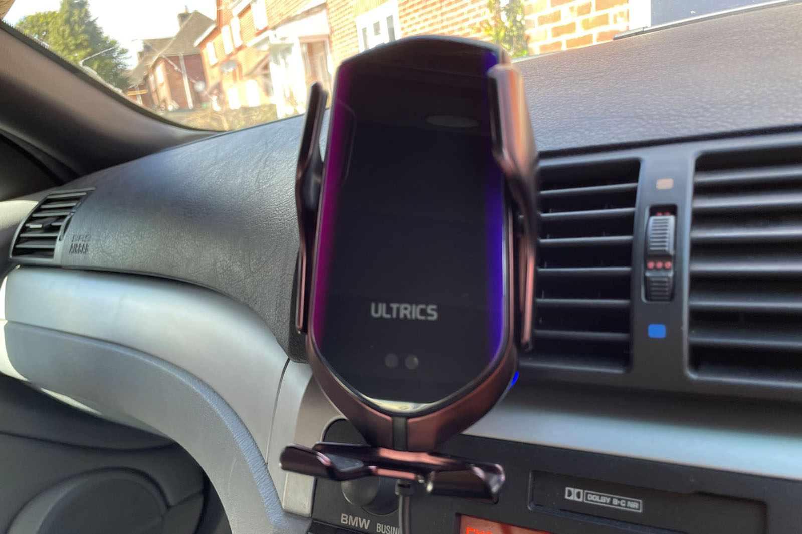 Ultrics R2 wireless car charger