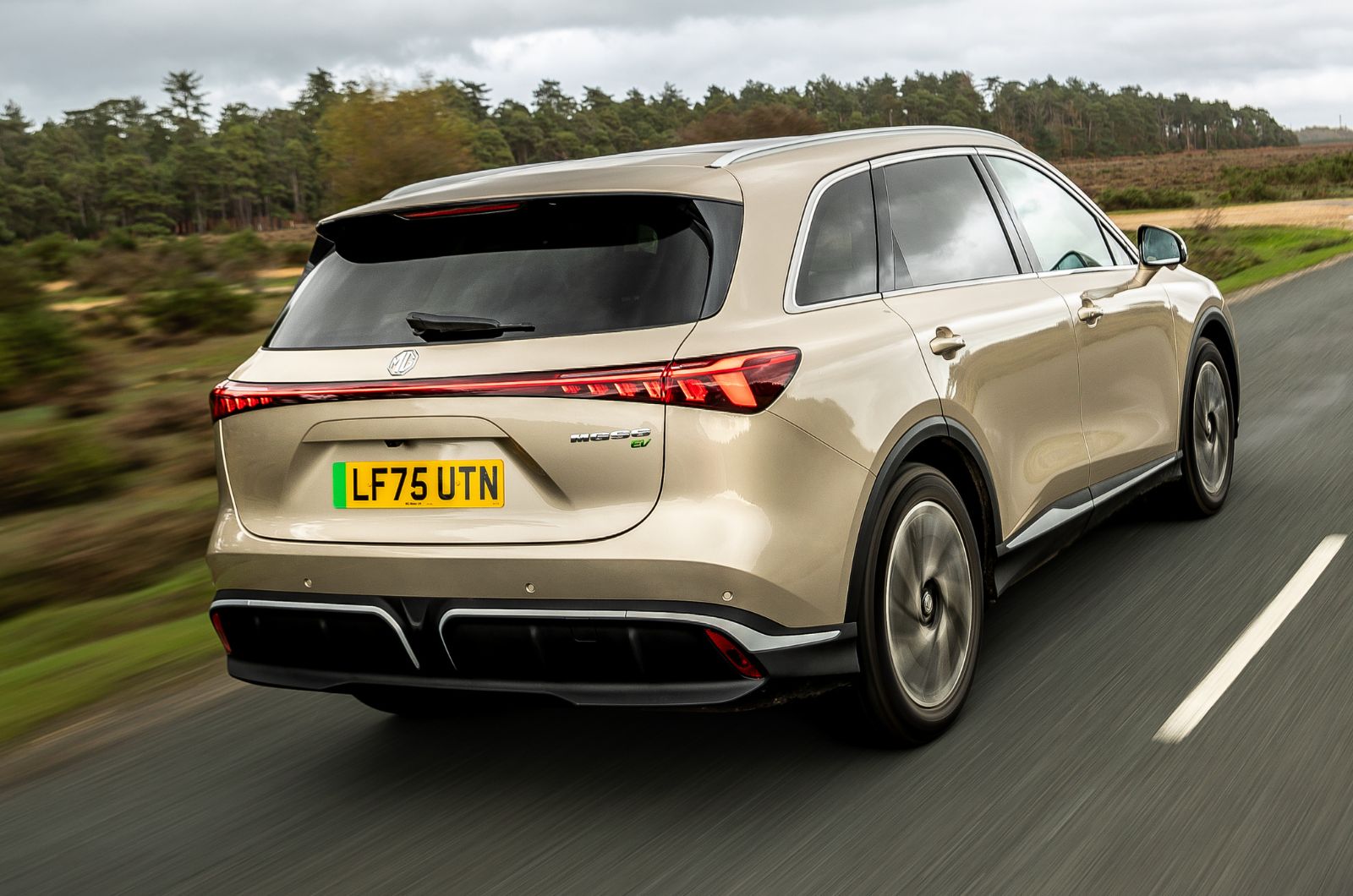 MG S6 dynamic driving rear