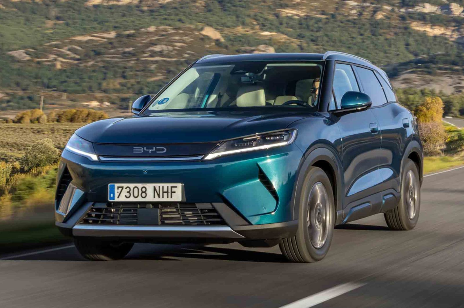 BYD Atto 2 DM-i PHEV dynamic front
