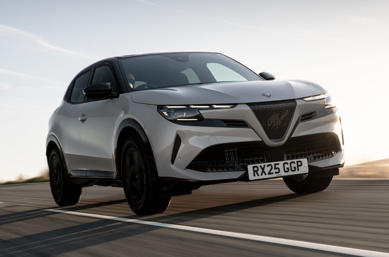 Alfa Romeo Junior Ibrada front dynamic