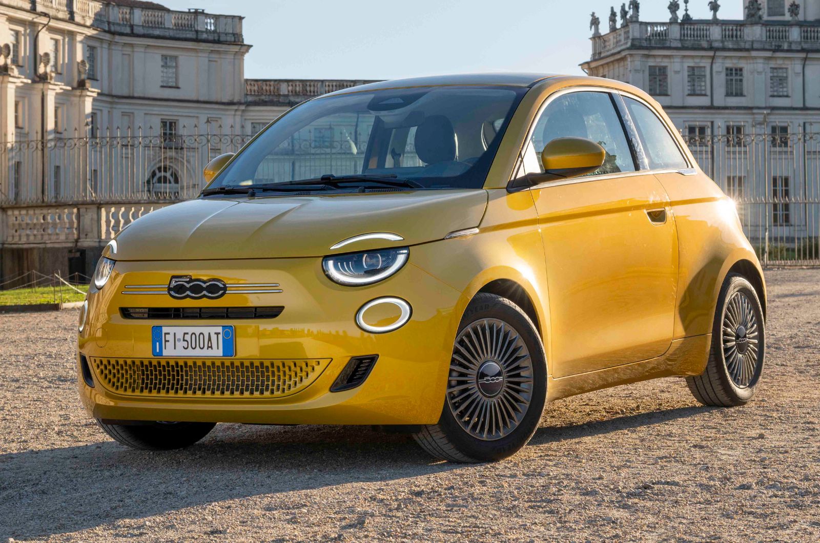  Fiat 500 Hybrid exterior still