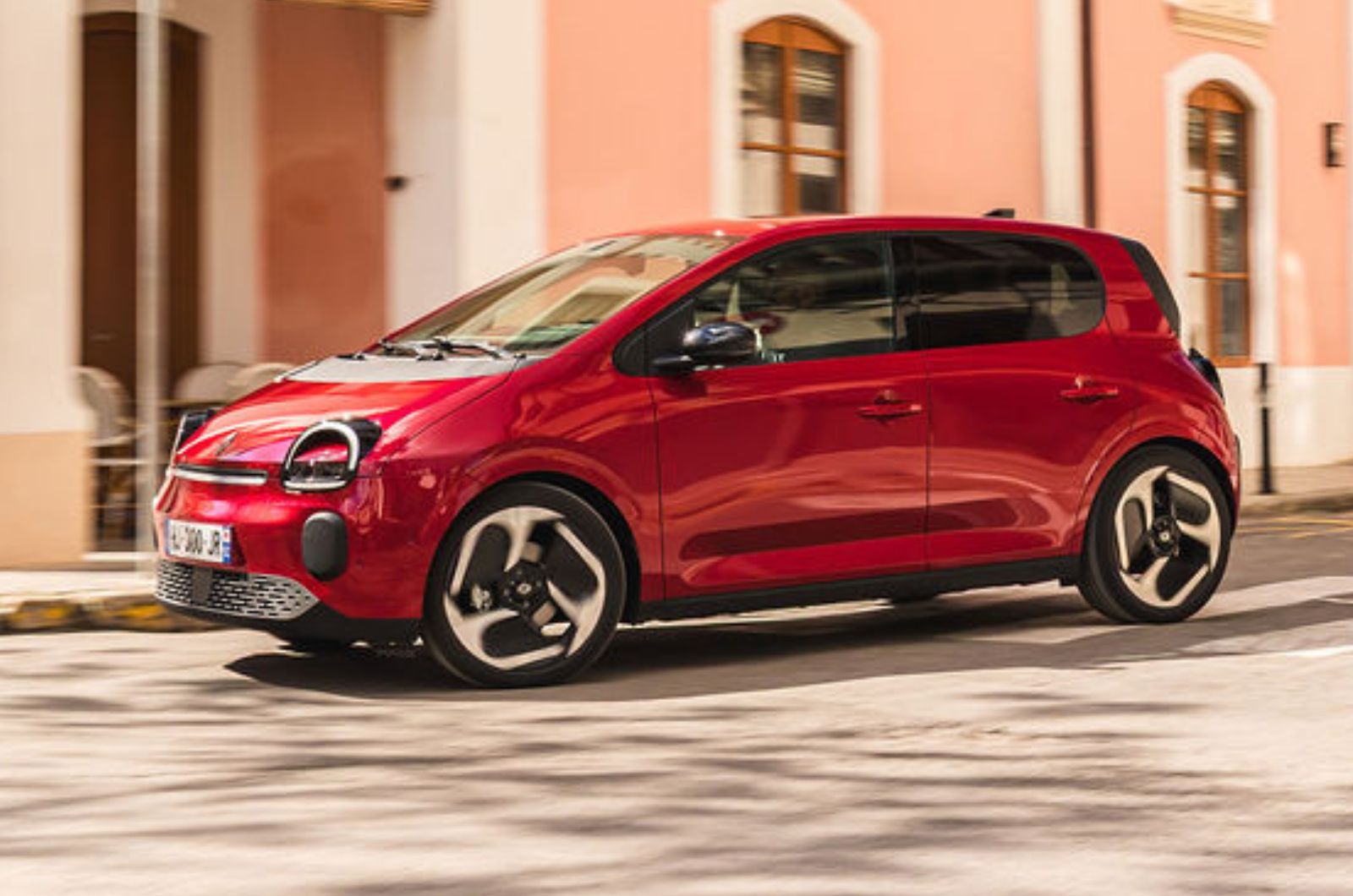 Renault Twingo front three quarters dynamic