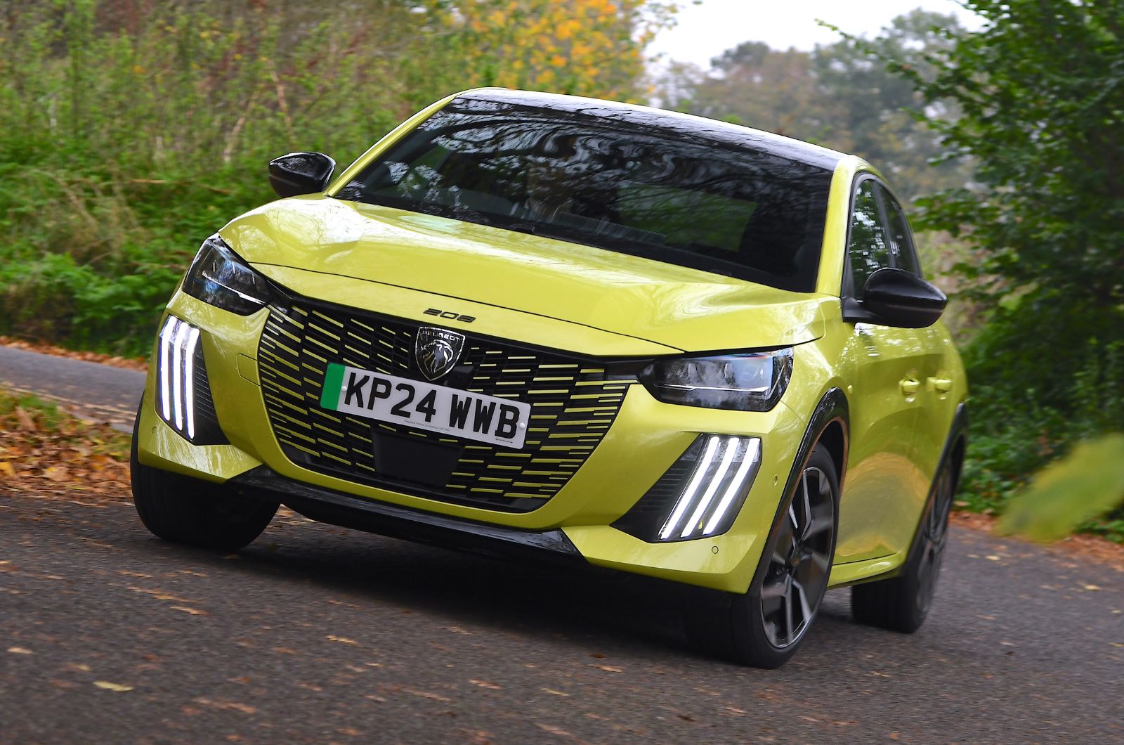 Peugeot e-208 front cornering