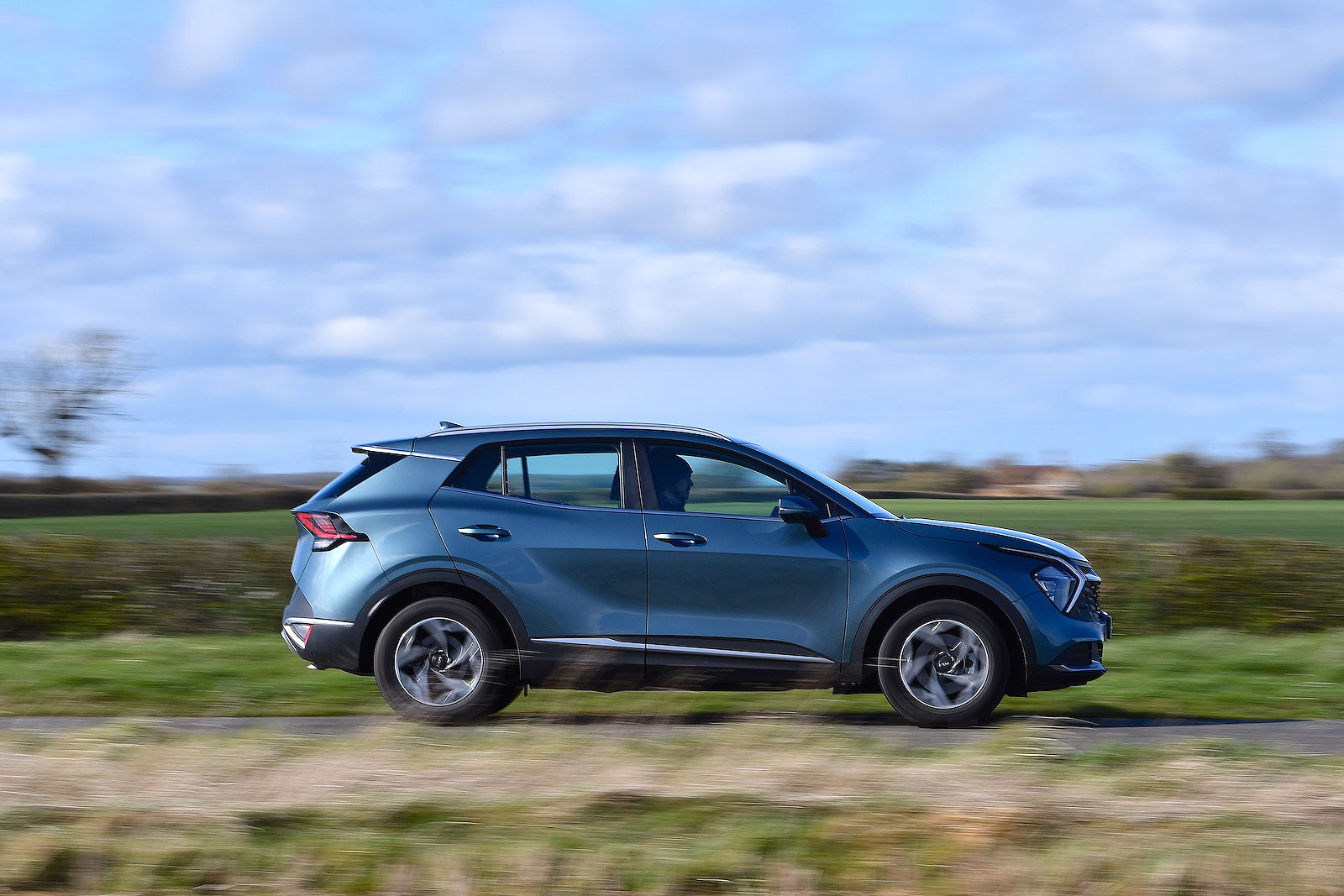 Used Kia Sportage 2021-present side driving
