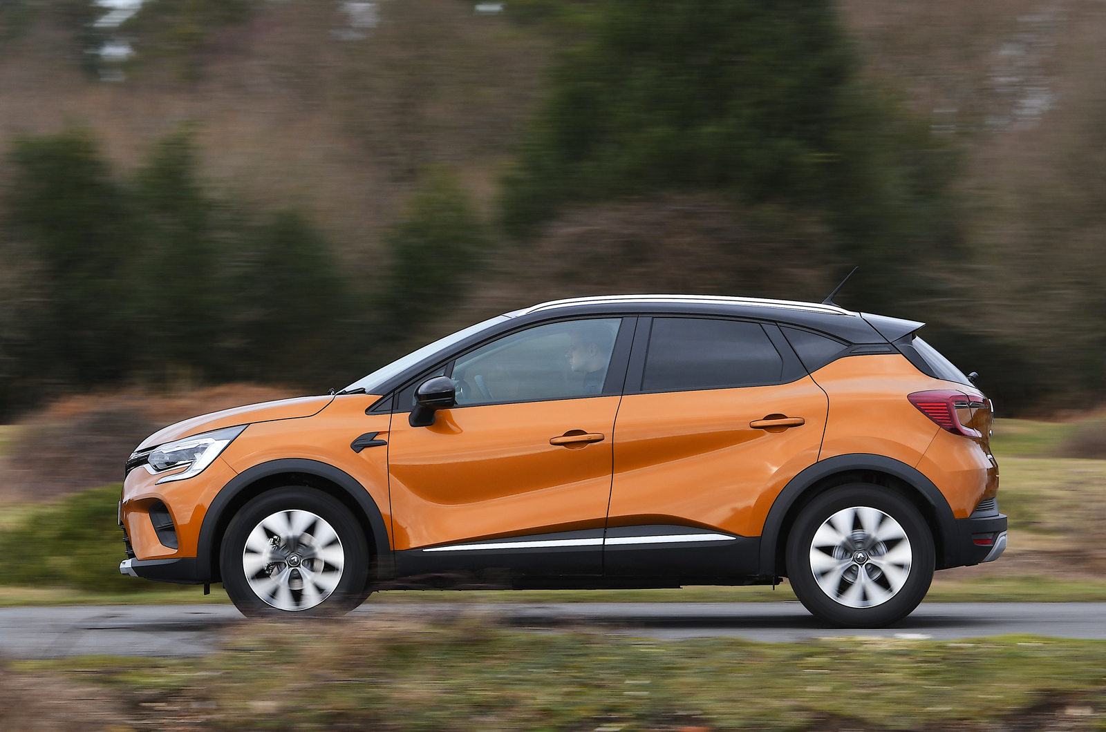 Used Renault Captur 2020-present side driving