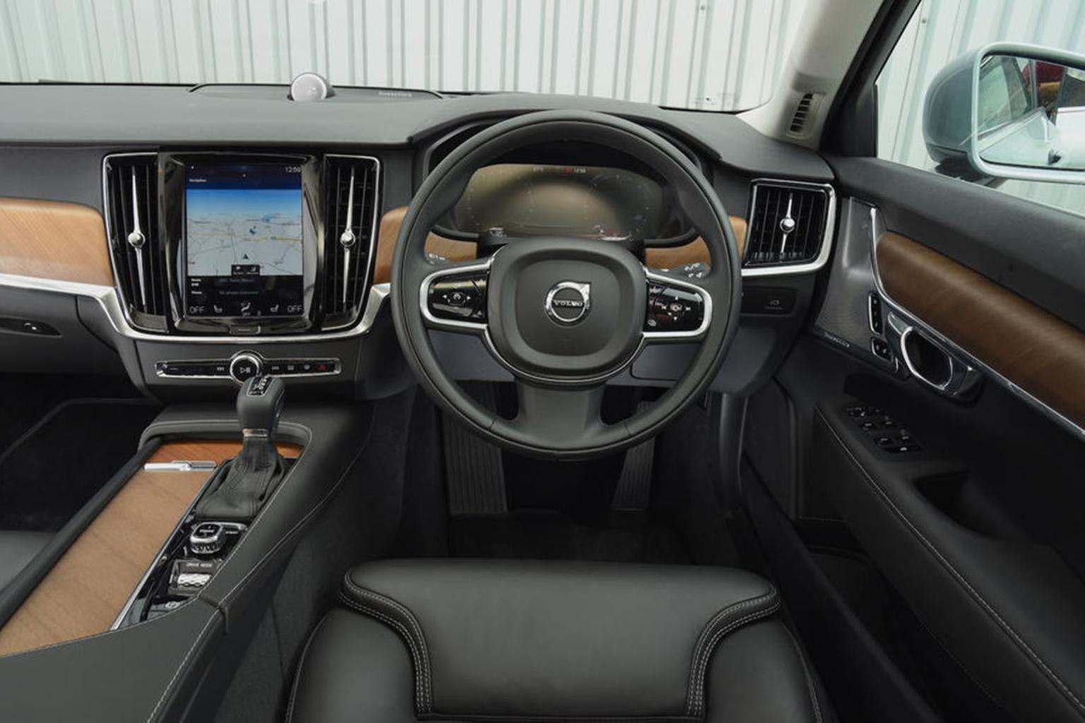 Used Volvo V90 16-present dash