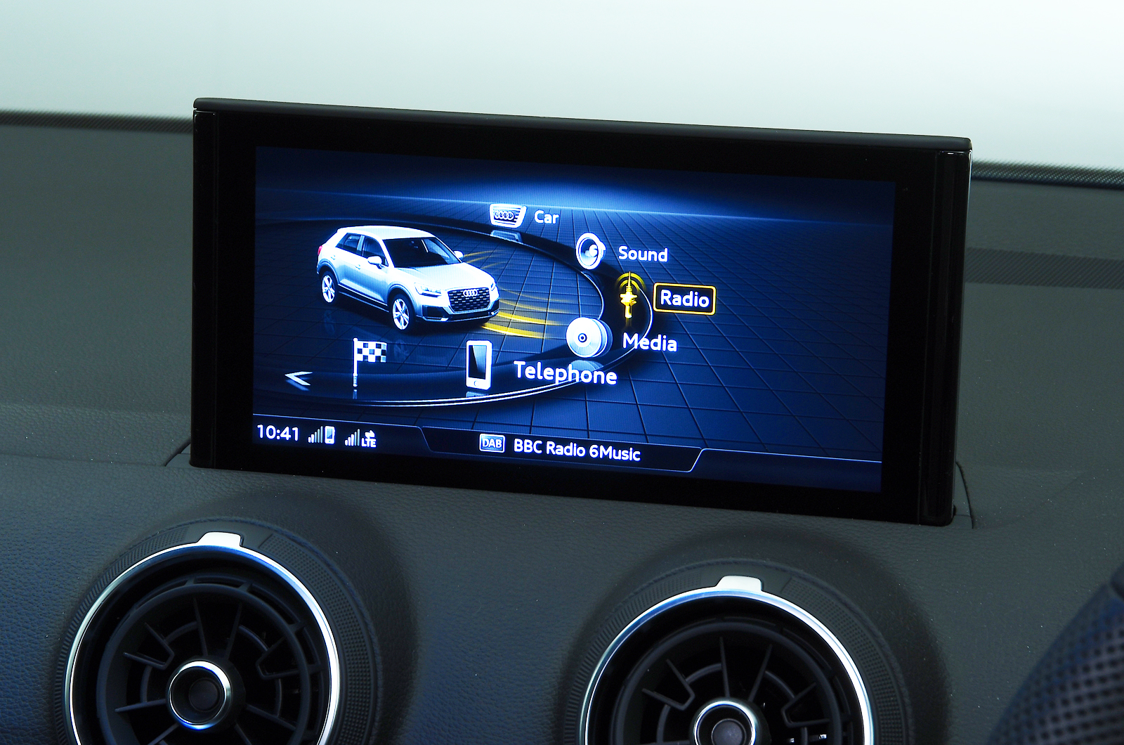 Used Audi Q2 infotainment screen