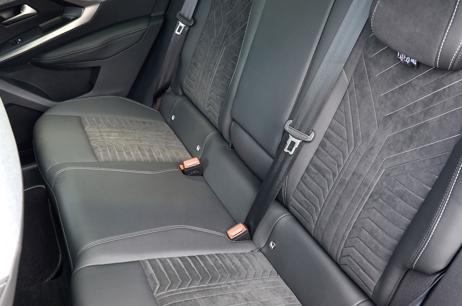 Used Peugeot 3008 2024-present back seats