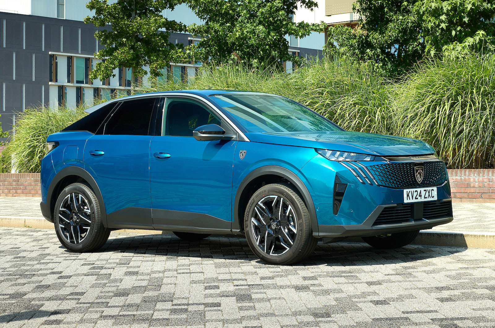 Used Peugeot 3008 2024-present front static blue
