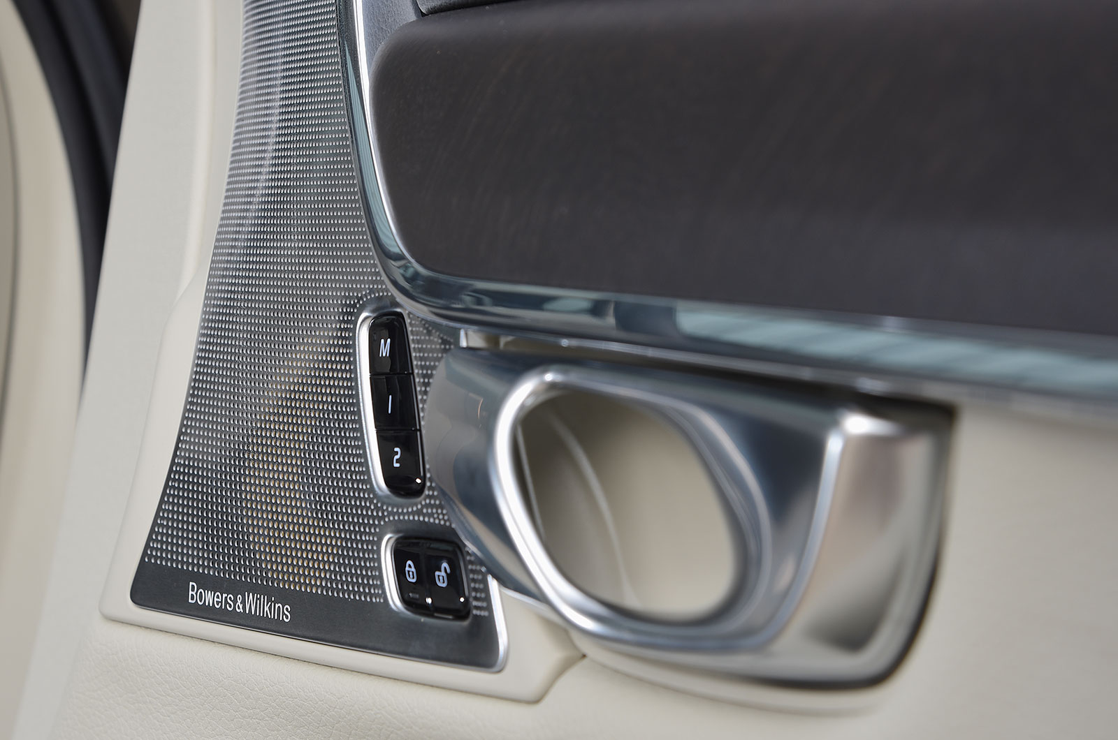 Bowers and Wilkins stereo in the Volvo V90 Cross Country
