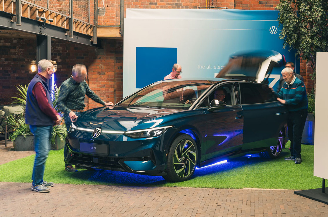 Volkswagen ID 7 reader test team